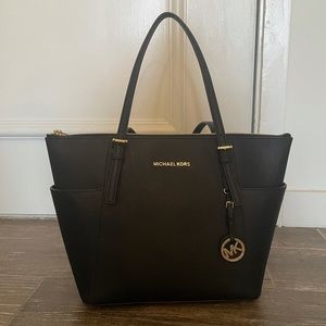 LIKE NEW MICHAEL KORS MEDIUM SHOULDER TOTE